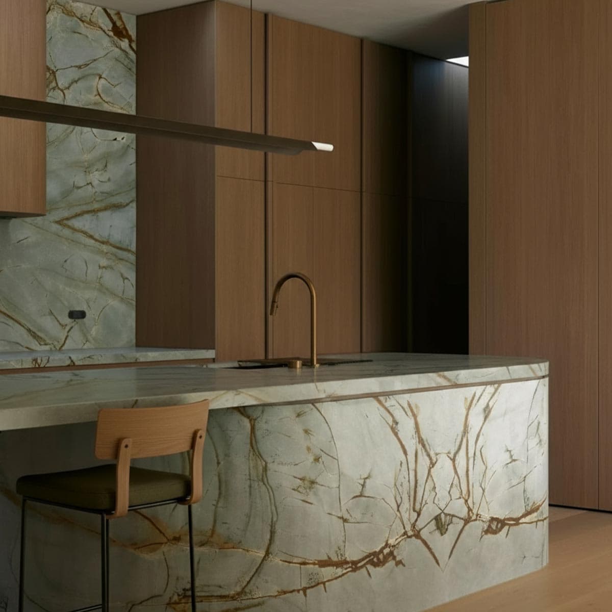 Cucina con isola in marmo